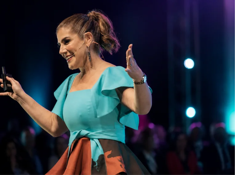 Jenny Barrera, cofundadora e anfitriã da Wake Up Conferences, no palco