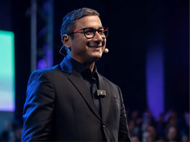 Jorge Loza, cofundador e anfitrião da Wake Up Conferences, no palco